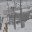 「モロ（排雪モータカ―ロータリー）」と呼ばれる除雪機械と人力による除排雪作業が進められていた函館本線小樽駅構内。小樽駅では1週間近く札幌方面からの列車が発着しない事態に見舞われた。2022年2月22日。