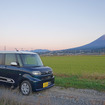 黎明の富士山をバックに記念撮影。