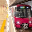 都営地下鉄大江戸線用の12-600形電車。4号車が女性専用車に充てられる。