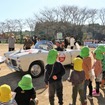 フィアット1100TVトランスフォマービレも山鹿市立平小城小学校の生徒たちに歓迎を受けた