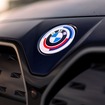 BMW i4 M50 の「Mパフォーマンスパーツ」装着車
