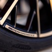 BMW i4 M50 の「Mパフォーマンスパーツ」装着車