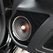 ピアノブラックでフィニッシュされているドアスピーカーのバッフル。アウターバッフルのデザインもドアに合わせた形状とする。