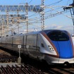 大宮駅に進入する上越新幹線のE7系。