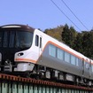 定期『ひだ』全列車を置き換えるJR東海のHC85系。『ひだ』では大阪・名古屋発着併結の5・25号、16・36号が見直され、5・25号は最大10分短縮され、16・36号は停車駅が見直される。停車駅の見直しは1・18号でも実施される。