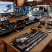 展示場内のモニターでIcebergやDigital Twinsの閲覧も可能。データと実物の部品を見比べることができる