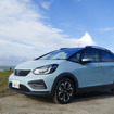 フィットe:HEVクロスター4WD（前期型）のフロントビュー。9月のマイナーチェンジモデルにはシルバーのアンダープロテクター風装飾が追加されている。
