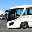 西武系列の路線バスが行き来する新生「森の駅 箱根十国峠」（Mt FUJI VIEW PARKING）に富士急バスの姿…