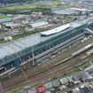 建設が進む北陸新幹線敦賀駅の高架橋（2022年10月）。同駅から先、新大阪への工事は環境アセスメントを実施できず、事実上の棚上げ状態となっているため、政府では前例がない前倒し予算を組み、少しでも着工の遅れをカバーする構えだ。