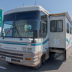 スライドアウト機構により、車体左側が外側に張り出し、車内スペースが拡大する仕組み。
