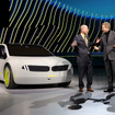 Consumer Technology Associationのゲーリー・シャピロCEO（左）とBMWグループのオリバー・ツィプセCEO（右）