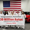 米国四輪車生産3000万台を祝福する米ホンダの従業員