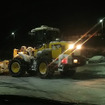 豪雪で埋まった道の駅を除雪しにやってきた除雪車。埋まった乗用車をうまく避けながら実に器用に大量の雪を押しのけていた。