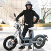 “何にも似てない”北欧生まれの電動バイクが日本上陸、課題は「タイヤと価格」？