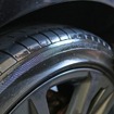 自然な黒さを実現する着色成分が入っている
