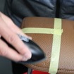 強く擦る必要はなく広げるだけで汚れも落ちていく