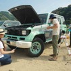 刷毛とローラーでDIY全塗装している様子