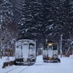 留萌本線・峠下駅。最終日は12時43分発深川行き上り列車で特製旗などでの見送りが行なわれる。