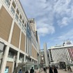 札幌駅南口。奥の白い建物が1978年に開業した「札幌エスタ」。階下のバスターミナルも同時期に開業していた。2023年3月11日。