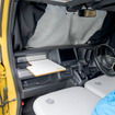 フロントウインドーのプライバシーシェードの両サイドの黒い部分は、伸ばすと助手席の窓を隠せる仕様だ。