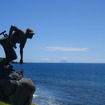 花瀬望比公園に設置された日本兵のブロンズ像。薩摩半島南端の海は真夏の快晴下では染み入るような紺碧の色になる。