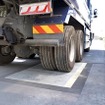太陽光発電舗装「Wattway」。埼玉アスコン（埼玉県川越市）での走行状況