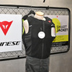 ダイネーゼのジャケット型エアバッグ「スマートジャケット」（東京モーターサイクルショー2023）