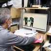 デザインパターンに色を付けていく作業。PCのペイントなどのソフトを使って簡単にシミュレーションできる。