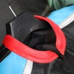 首回り、ヒザ部分に差し色として赤を加えた。カラーリングはとにかく自由自在なので楽しんでみよう。