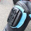 ヒザと肘にはスライダーが取り付けられる。スライダーの台座になるレザーの色まで好みのカラーが選べる。
