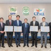 左から日野自動車 小木曽聡社長兼CEO、いすゞ自動車 片山正則会長兼CEO、CJPT 中嶋裕樹社長、トヨタ自動車 佐藤恒治社長兼CEO、Dhanin Chearavanont CP 上級会長、Soopakij Chearavanont CP 会長、Kachorn Chiaravanont True Leasing 社長兼CP執行役員、Narong Chearavanont CP 上級副会長、Supachai Chearavanont CP CEO