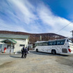 列車と代替バスの中継駅となっている東鹿越駅。奥のキハ40は富良野方面へ折り返す2482D。駅前は道路1本を挟んでかなやま湖の光景が広がる。