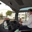 園児送迎用バスに取り付けられた「NP1」の特別仕様モデル（左上）