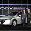 ホンダ・オデッセイ4代目発表：福井威夫取締役社長（当時、向かって左）と五十嵐則夫オデッセイ（4代目）開発責任者
