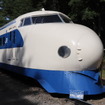 青梅鉄道公園で展示されている0系新幹線車両。大阪万博輸送向けに1969年に製造された先頭車の22形75号で、モーターなどの床下機器は取り外されている。