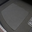 サブウーファーにカバーを設置した様子。フロアパネルを切り欠いてピタリとフィットする形状なのが美しい。