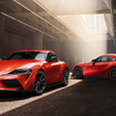 トヨタ GRスープラ プラズマオレンジ100エディション（左）とレース専用車のGRスープラGT4（右）
