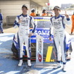 GT300クラス優勝の#56 リアライズ日産メカニックチャレンジGT-R、名取鉄平（左）とJP・デ・オリベイラ（右）