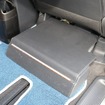 後席の足もとスペースを見るとプロテクションが施されているのがわかる。運転席下部を使った省スペース取り付けとした。