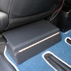 運転席同様に助手席のシート下にもパワーアンプを取り付ける。こちらもプロテクション処理を施し、後席の使い勝手を確保した。