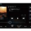 iPhoneをUSB接続したときのメインユニットの表示例（三菱電機・ダイヤトーンサウンドナビ）。