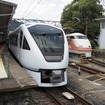 東武鉄道N100系スペーシアX（向かって左）と100系スペーシア（東武日光駅）