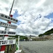 札幌方から見た仮称・新小樽駅の建設現場。高架橋は奥から手前（看板が指している方向）に建設。右手のスペースはタクシーレーンやバスバースなどが整備される。