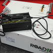 「Roadie V2（ローディーV2）」の充電アダプター