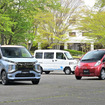 三菱 eKクロスEV（左）と元祖・軽EVのi-MiEV（右）。奥は軽商用EVのミニキャブMiEV