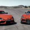 トヨタ GR スープラ の「GT4 100thエディション・トリビュート」のリアスポイラー装着車（左）と GR スープラ GT4