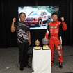昨年の優勝トロフィーを前に連覇を誓う増岡監督と田口選手（右）