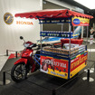 タイなどでよく見られる屋台。車両はWAVE110i