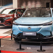 中国では販売されている『UR-V』（奥）と新型EVの『e:Ny1』