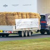 2.5トンの藁を積載したトレーラーを牽引するベントレー・ベンテイガ の「EWB」（グッドウッド2023）